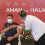 Dokter Rio sedang divaksin.