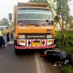 Petugas hendak mengevakuasi korban dan melakukan olah TKP.