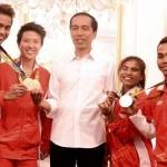 Presiden Joko Widodo foto bersama atlet bulu tangkis Tontowi Ahmad (kiri) dan Lilyana Natsir (dua kiri) serta atlet angkat besi Sri Wahyuni (dua kanan) dan Eko Yuli Irawan (kanan) ketika bertemu di Istana Merdeka, Jakarta, Rabu (24/8).  foto: merdeka.com