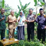 Muspika Kecamatan Lumbang saat memamerkan madu hasil para peternak di Lumbang.