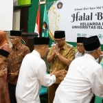 Wakil Wali Kota Kediri saat bersalam-salaman dengan keluarga besar Uniska. Foto: Ist