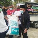 Sugiri Sancoko saat menyalurkan bantuan pupuk dari Program Yarmen.