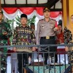 Kapolres Bojonegoro bersama Forpimda saat apel operasi Lilin Semeru 2016 di Alun-alun setempat. foto: EKY NURHADI/ BANGSAONLINE