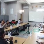 ?Jajaran Satlantas Polres Bojonegoro saat memberikan pembinaan kepada para pengemudi truk truk proyek Lapangan Gas J-TB.