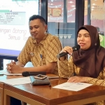 PAPARAN: Kepala BPJS Kesehatan Sidoarjo Sri Mugirahayu menjelaskan soal penyesuaian iuran JKN-KIS, Selasa (3/12). foto: MUSTAIN/ BANGSAONLINE