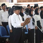 Ratusan Cakades Tuban saat membacakan ikrar damai di Pendopo Krido Manunggal Tuban, Jumat (14/10/2022).