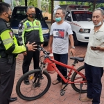 Polisi mengamankan barang bukti berupa sepeda pancal milik korban berikut perlengkapan bersepedanya. 