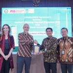 (tengah dari kiri) Konsulat Jenderal AS di Surabaya Chris Green dan Rektor ITS Bambang Pramujati usai penandatangan MoU. (Ist)