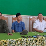 Kades Pucangan, Santiko (kanan) saat memberikan klarifikasi dan permintaan maaf secara terbuka.