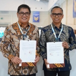 Direktur Utama Petrokimia Gresik, Daconi Khotob (kiri), ketika menunjukkan PJBG yang telah ditangani dengan perusahaan penyedia. Foto: Ist