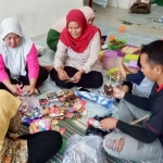 Kegiatan sulap sampah menjadi barang bermanfaat. foto: ist