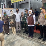 Gubernur Jatim bersama Kapolda Jatim, Pangdam V/Brawijaya, dan Forkompimda Kota Batu saat meninjau Kampung Tangguh Semeru di Kota Batu belum lama ini.