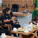 Penjabat (Pj) Wali Kota Kediri Zanariah saat berdiskusi dengan Kepala Lapas Kelas IIA Kediri Hanafi (kiri) dan Kepala KPP Bea Cukai Type Madya Kediri Sunaryo. Foto: Ist.