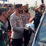 Kapolres Kediri AKBP Lukman Cahyono dan Dandim 0809 Kediri Letkol Inf. Rully Eko Suryawan saat melakukan pemeriksaan terhadap salah satu mobil di Pos Pam Mengkreng. foto: MUJI HARJITA/ BANGSAONLINE