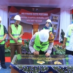 Kapolres Ngawi saat penandatanganan  dan peletakan batu pertama pembangunan gedung baru