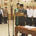 Bupati Sambari saat melantik Djoko Sulistio Hadi sebagai Sekda. foto: syuhud/ BANGSAONLINE