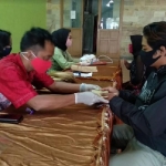 Suasana penyaluran bantuan program Jaring Pengaman Sosial di Kota Batu.