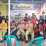 Foto bersama di acara PKK yang terdapat 3 orang di antaranya berseragam keki (seragam ASN).