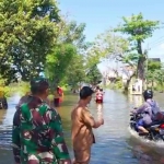 Camat Cerme, Umar Hasyim, bersama Forkopimcam saat memantau kondisi Jalan Raya Morowudi sebelum ditutup karena terendam luapan Kali Lamong. Foto: Ist