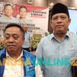 Anggota Fraksi Demokrat DPRD Jatim, Samwil (kiri), dan Ketua DPC Demokrat Gresik, Supriyanto. Foto: SYUHUD/BANGSAONLINE