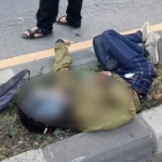 Jenazah korban saat masih di median jalan.