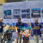 Pejabat Kemenkeu Satu Jatim menunjukkan kendaraan bermotor yang dilelang. Foto: MUSTAIN/BANGSAONLINE