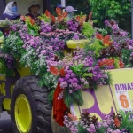 Salah satu peserta pawai mobil hias dalam Batu Art Flower Carnival.