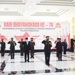 Kapolresta Sidoarjo beserta jajaran Forkopimda Kabupaten Sidoarjo saat mengikuti upacara Hari Bhayangkara ke-74 secara virtual. 