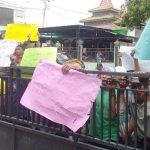 Aksi warga Hargoretno saat demo di depan balai desa. Mereka menuntut Santo, Kasi Kesra yang terciduk di hotel bersama seorang wanita agar mundur dari jabatannya.