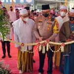 
Kapolres Pasuruan AKBP Erick Frendriz, S.I.K., saat meresmikan TPQ Darussalam Presisi dan TPTP di Polres Pasuruan didampingi Gus Ronny Ghozali Ketua Yayasan dan ketua MUI.