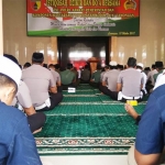 Prajurit Polres dan Kodim Lamongan saat mengikuti doa bersama untuk korban gempa.