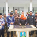 Gubernur Khofifah saat meresmikan Gedung SMKN Sukapura Bromo Probolinggo.