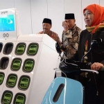 Khofifah Indar Parawansa menjajal sepeda motor listrik Gogoro Smartscooter di pabriknya di Taipei, Taiwan. foto: ist