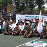 Puluhan Banser saat menggelar istighosah dan doa bersama di depan Pengadilan Negeri Blitar, Kamis (26/9/2019).