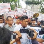 Forum Peduli Masyarakat Bawah (FPMB) meminta pengawalan hukum kepada Yusril Ihza Mahendra. foto: DIDI R/ BANGSAONLINE