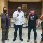 Wali Kota Kediri Abdullah Abu Bakar (baju putih) saat bersama perwakilan Forum Warung Kopi Kediri. (foto: ist.)