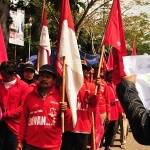 ?Massa saat menggelar aksi di depan kantor BPN Kabupaten Kediri, Senin (16/6). foto:arif kurniawan/BANGSAONLINE