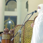 Gubernur Jatim, Khofifah Indar Parawansa, saat salat tarawih perdana di Masjid Al Akbar Surabaya.