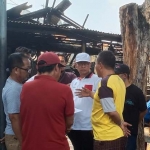 Sekretaris Dinas Koperasi, Usaha Mikro, dan Perindag Gresik, Subhan, saat melakukan pendataan pedagang Pasar Baru II Gresik pasca terbakar. Foto: SYUHUD/ BANGSAONLINE