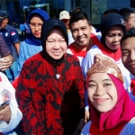 Wali Kota Surabaya Tri Rismaharini saat foto bersama para anggota Merpati Putih. Foto: dok merpati putih for bangsaonline