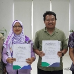 Kepala BPJS Kesehatan Kediri (kiri) bersama perwakilan fasilitas kesehatan baru. Foto: Ist