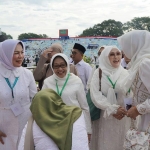 Nyai Mundjidah Wahab (dua dari kiri) saat menghadiri peringatan Satu Abad NU di Stadion Gajayana, Kota Malang, Ahad (8/2/2026).