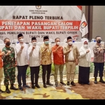 KPU Gresik bersama Paslon Gus Yani - Bu Min dan Qosim - Alif usai penetapan. foto: SYUHUD/ BANGSAONLINE