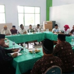 Pertemuan antara PCNU dan PD Muhamadiyah bersama bakal calon Bupati dan Wakil Bupati Thoriqul Haq dan Indah Amperawati. foto: IMRON/ BANGSAONLINE