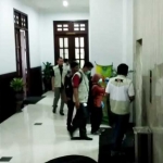 Tim penyidik KPK hilir mudik lantai 2 dan 3, ruangan Sekwan, Ketua DPRD serta ruangan Komisi C DPRD Kota Malang. foto: IWAN IRAWAN/ BANGSAONLINE