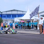Rektor ITS Prof Bambang Pramujati mengangkat bendera start saat memulai Kompetisi Gokart Listrik PLN ICE 2025 di Sirkuit ITS. (Ist)