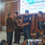 Gogot Cahyo Baskoro saat menerima cinderamata dari Wabup Tuban di acara HPN RPS Tuban.