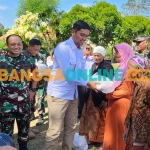 Warga Desa Jabung Candi, Kecamatan Paiton, Kabupaten Probolinggo, saat menerima bantuan. Foto: ANDI SIRAJUDIN/BANGSAONLINE