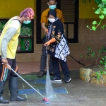 Wali Kota Risma saat membersihkan lantai Sekolah Dasar (SD) Negeri Ketabang I/288 Surabaya, Kamis (30/04) pagi. foto: ist.