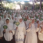 Khofifah saat mengunjungi Pondok Pesantren Asuhan KH Mahsus Ali di Desa Pakaan Dajah, Kecamatan Galis, Kabupaten Bangkalan, Rabu (9/5).